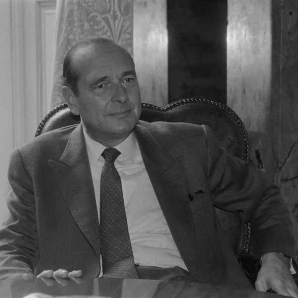 Jacques Chirac (nÈ en 1932), homme politique franÁais, s'entretenant avec les journalistes Robert Toutbon et Yves Hervaux, dans son bureau de Matignon. Paris (VIIIËme arr.), janvier 1988.